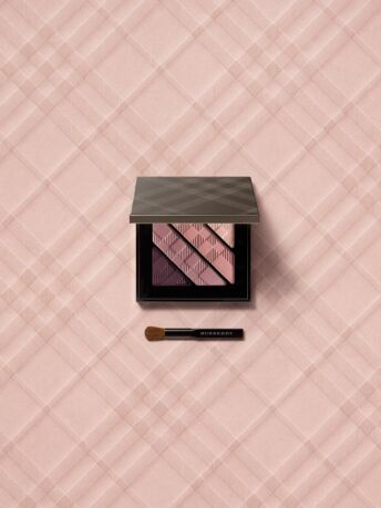 PaulinaPiipponen_SetDesign_Burberry_Lips&Eyes_21 for loading